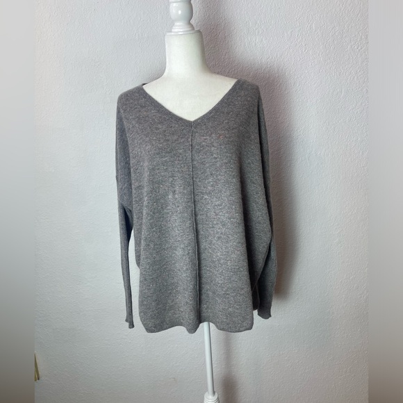 Subtleluxury gray oversized 100% cashmere V-neck Sweater size S/M - Picture 1 of 11
